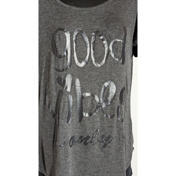 Free Kisses Good Vibes Only Gray Cold Shoulder T-Shirt Casual Everyday Top Small - Picture 2 of 6